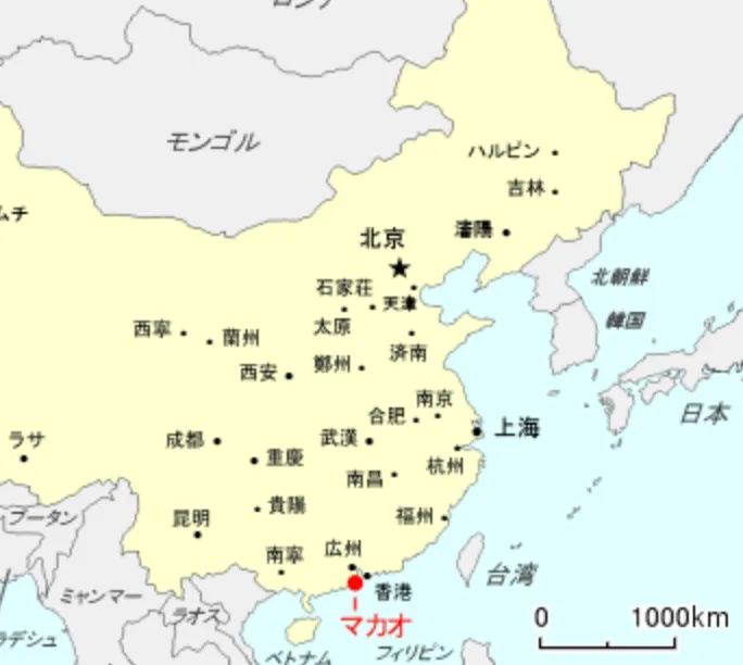 中国の地図。南部の香港の隣にマカオの位置が赤い印で示されている