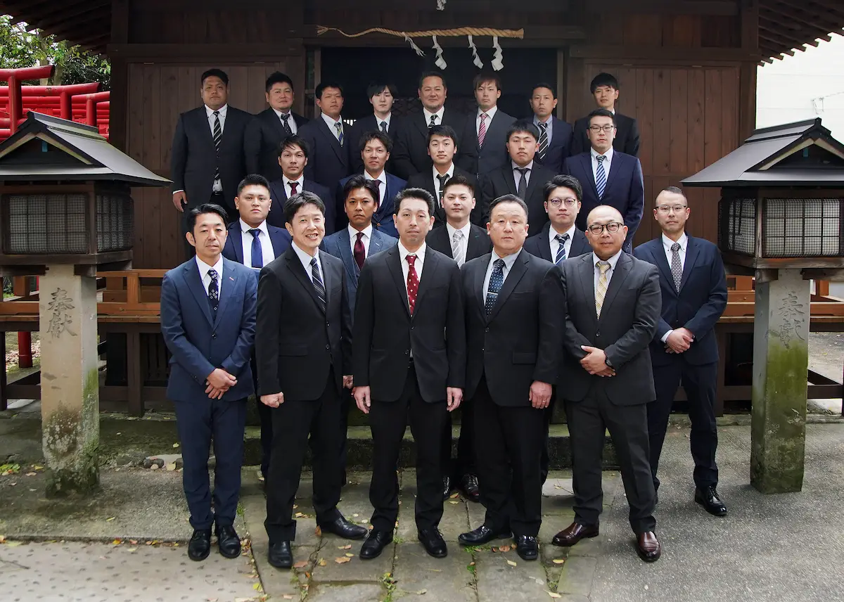 Members of the Nebiki team lined up in front of the Osaki Shrine hall