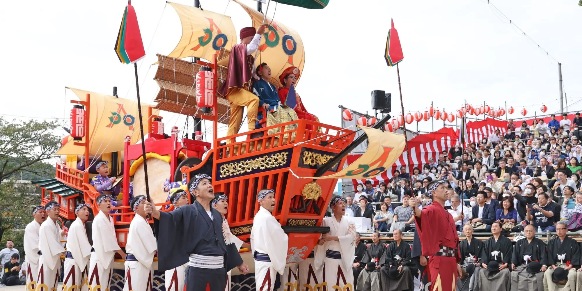 御朱印船の甲板。荒木宗太郎とアニオー姫に扮した子どもたち