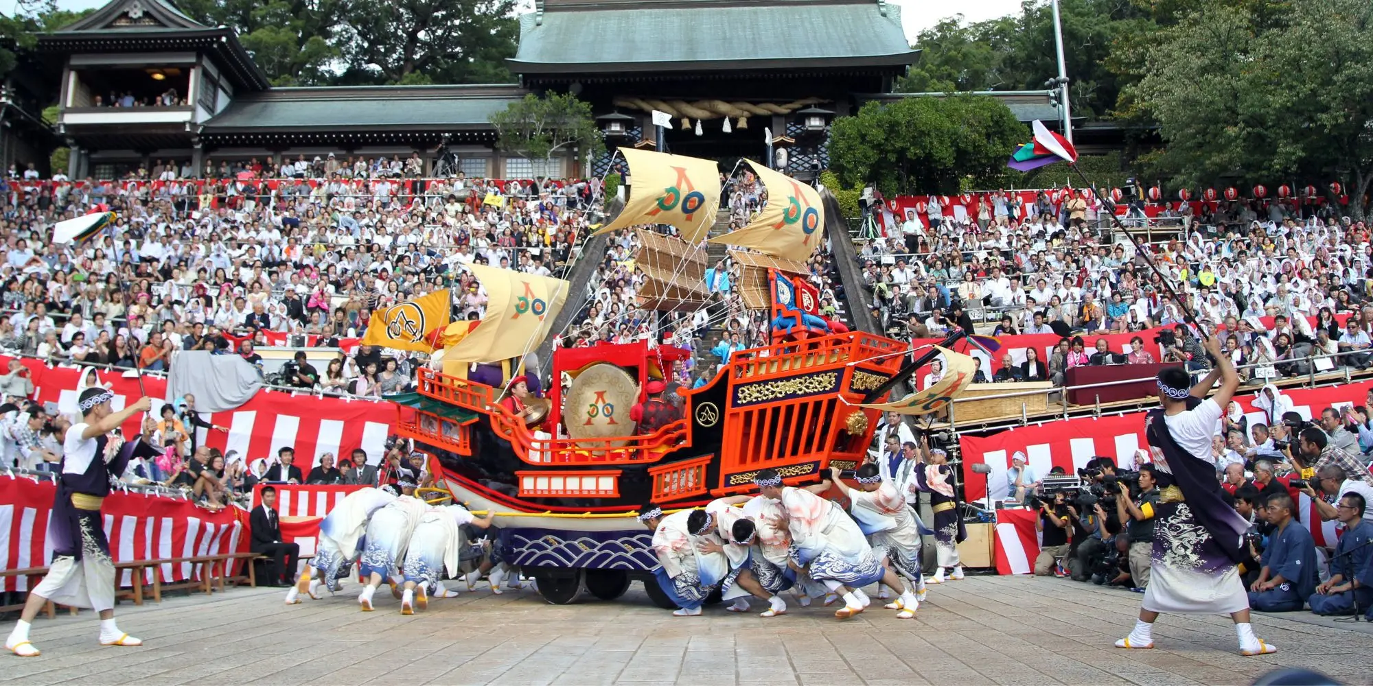 諏訪神社の踊り場で船を回す御朱印船。両脇で采を振る根曳衆