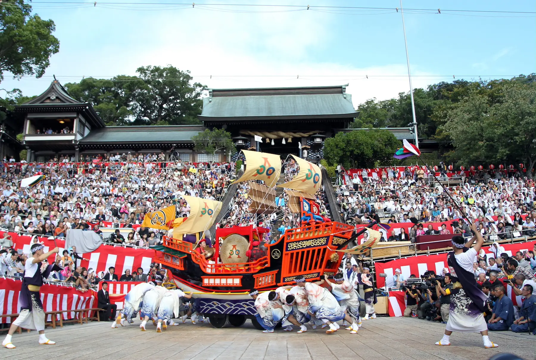 諏訪神社の踊り場と観客席、奉納される御朱印船